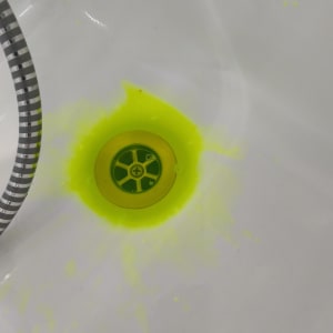 ניקוז עם נוזל זוהר בצבע צהוב