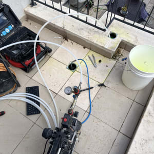 ציוד לגילוי נזילות עם צינורות ומד לחץ