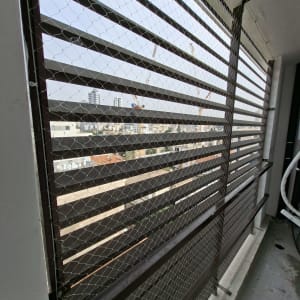 רשת יונים מותקנת על מרפסת בבניין