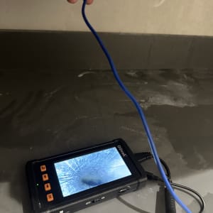 מכשיר אינדוסקופ עם כבל כחול לתיקון צנרת