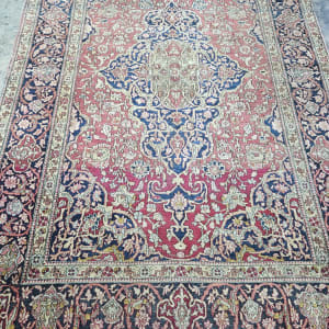 שטיח פרסי מעוצב על רצפה אפורה