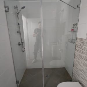 מקלחון זכוכית עם ראש מקלחת מתכוונן