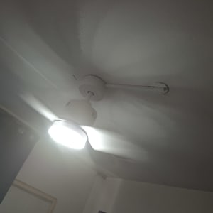 מאוורר תקרה מואר בחדר עם וילון