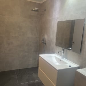 חדר אמבטיה עם מקלחון, כיור ומראה