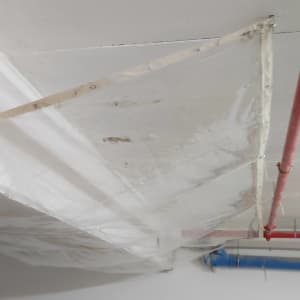 יריעות פלסטיק מחוברות לתקרה עם צינורות צבעוניים