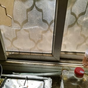 חלון זכוכית שבור מעל כיריים במטבח