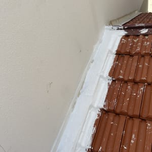 איטום גג עם חומר לבן על רעפים