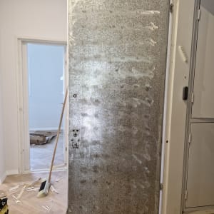 דלת מתכת עם סימני ליטוש והכנה לציפוי