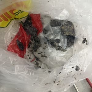 שקית עם לכלוך ופסולת, כנראה מפעולת אינסטלציה