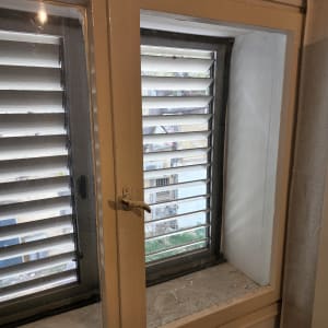 חלון עם תריסים מזכוכית