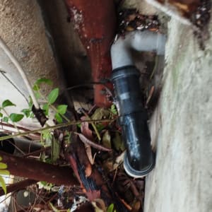 צינור מתכת חלוד עם חיבור פלסטיק שחור