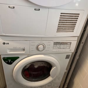 מכונת כביסה ומייבש בחדר כביסה