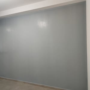 קיר צבוע בגוון אפור בהיר בחדר פנימי