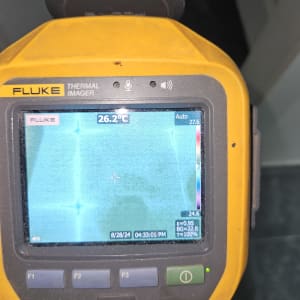 מצלמה תרמית מציגה טמפרטורה על מסך