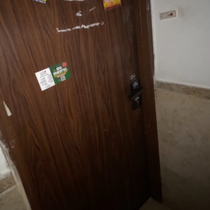 דלת עץ עם מנעול ומודעות מנעולנים