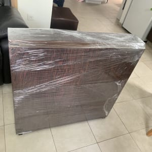 רהיט עטוף בניילון נצמד למעבר דירה