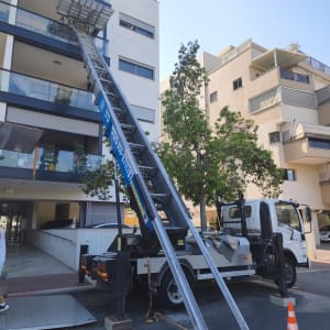 מנוף משאית ליד בניין מגורים