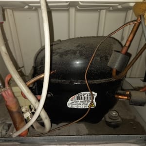 מדחס מקרר עם צינורות נחושת וחוטי חשמל