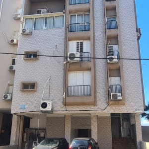 יחידות מיזוג אוויר מותקנות על קיר בניין