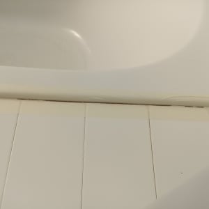 איטום אמבטיה עם סרט דבק על אריחים