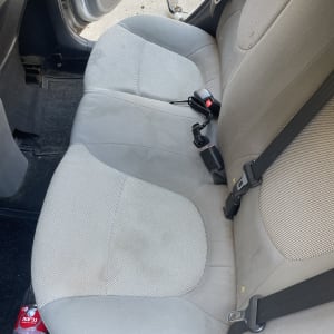 מושב רכב עם כתמים, כבל מאריך על הרצפה