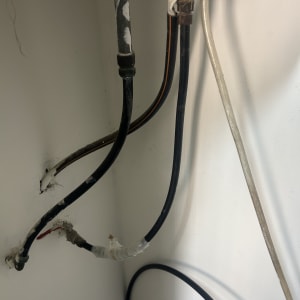 צינורות וחיבורים בקיר, עבודה בתחום האינסטלציה