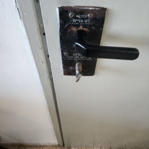 ידית ודלת עם מנעול ובריח