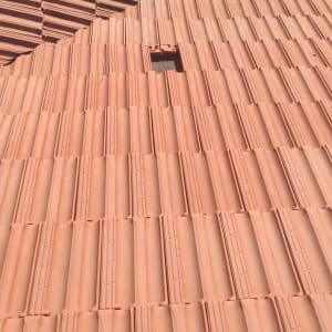 גג רעפים אדומים עם פתח ואוורור עגול