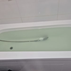 אמבטיה עם מים וברז מקלחת