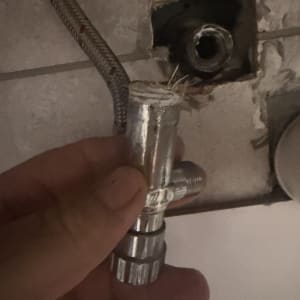 החלפה או פירוק של ברז ניל בקיר במהלך עבודת אינסטלציה