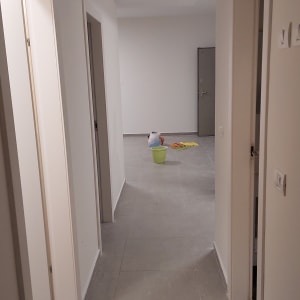 מסדרון עם דלי וציוד ניקוי על הרצפה