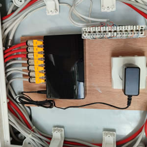 לוח תקשורת עם כבלים אדומים ושחורים, מתאם חשמל