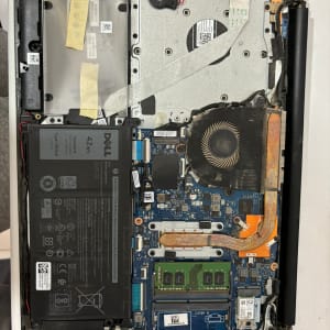 פנים מחשב נייד עם לוח אם, סוללה ומאוורר