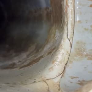 תמונה של פנים צינור עם חלודה וסדקים