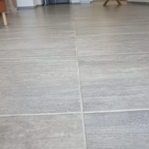 רצפה נקייה עם אריחים אפורים