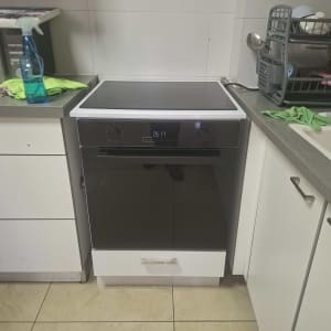 תנור במטבח עם משטח עבודה