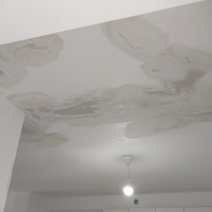 תקרה עם כתמי רטיבות וצבע מתקלף