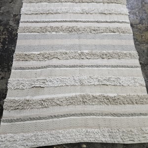 שטיח על רצפה רטובה לאחר ניקוי