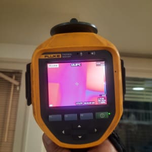 מצלמה תרמית מציגה תמונה עם טמפרטורה