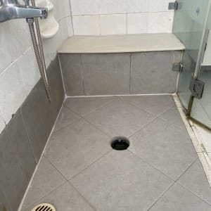 שיפוץ מקלחת עם אריחים חדשים וניקוז