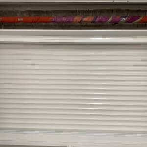 תריסים לבנים מותקנים על קיר פנימי