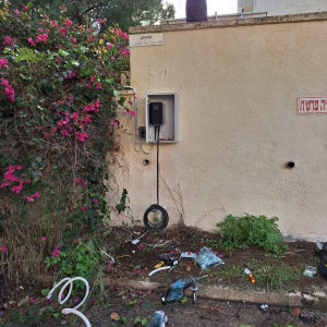 כלי עבודה חשמליים, כבלים וציוד חשמלי על הקרקע