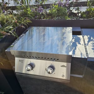 גריל נירוסטה עם שני כפתורים על מרפסת