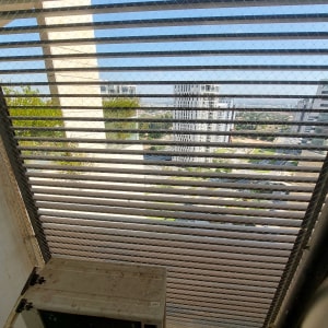 רשת מתכת על חלון למניעת כניסת יונים