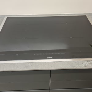 כיריים אינדוקציה שחורות עם לוח בקרה