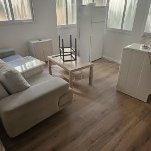 רצפת פרקט בחדר עם רהיטים