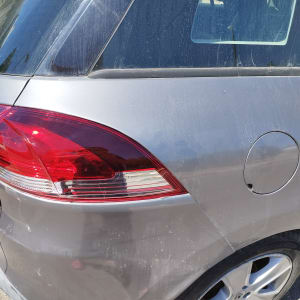 חלק אחורי של רכב עם לכלוך על הפח