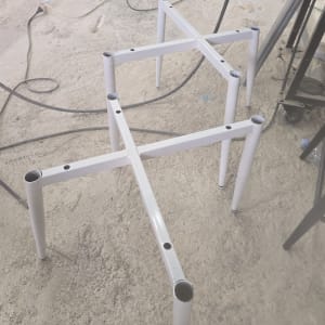 מסגרת מתכת לבנה על רצפת בטון