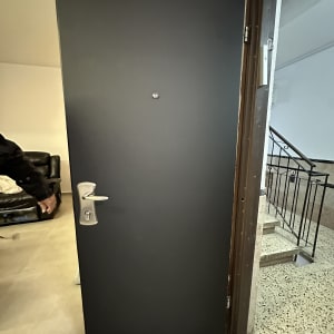 דלת שחורה עם ידית כסופה בכניסה לבית