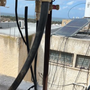 צינורות מחוברים לדוד שמש על גג